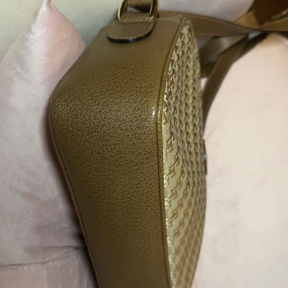 Gucci Shoulder Bag 2 1/2 x 9x 6 1/2 outside in excellent condition - Picture 8 of 10